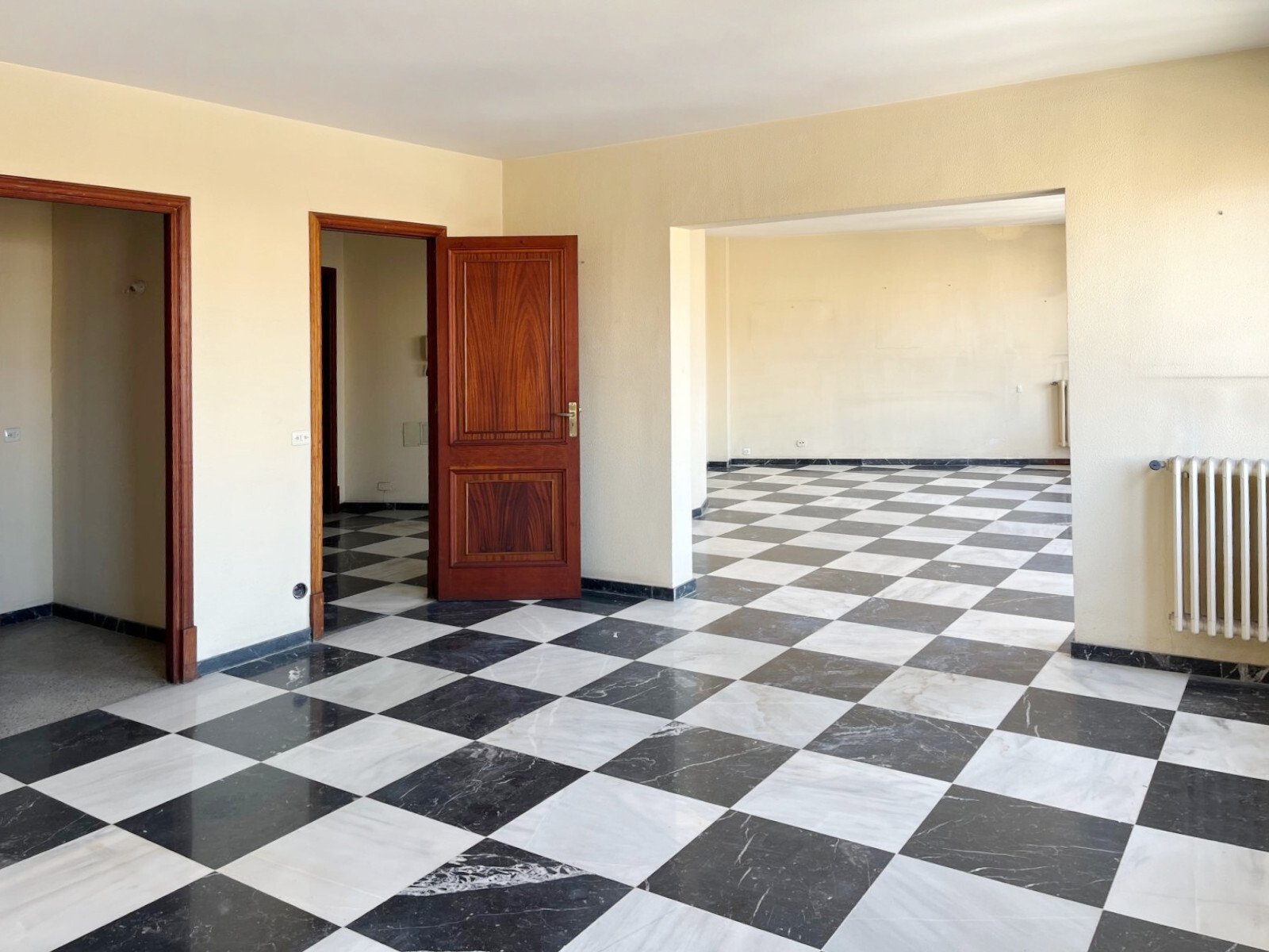 Exklusive Wohngelegenheit mit Potenzial und Panoramablick