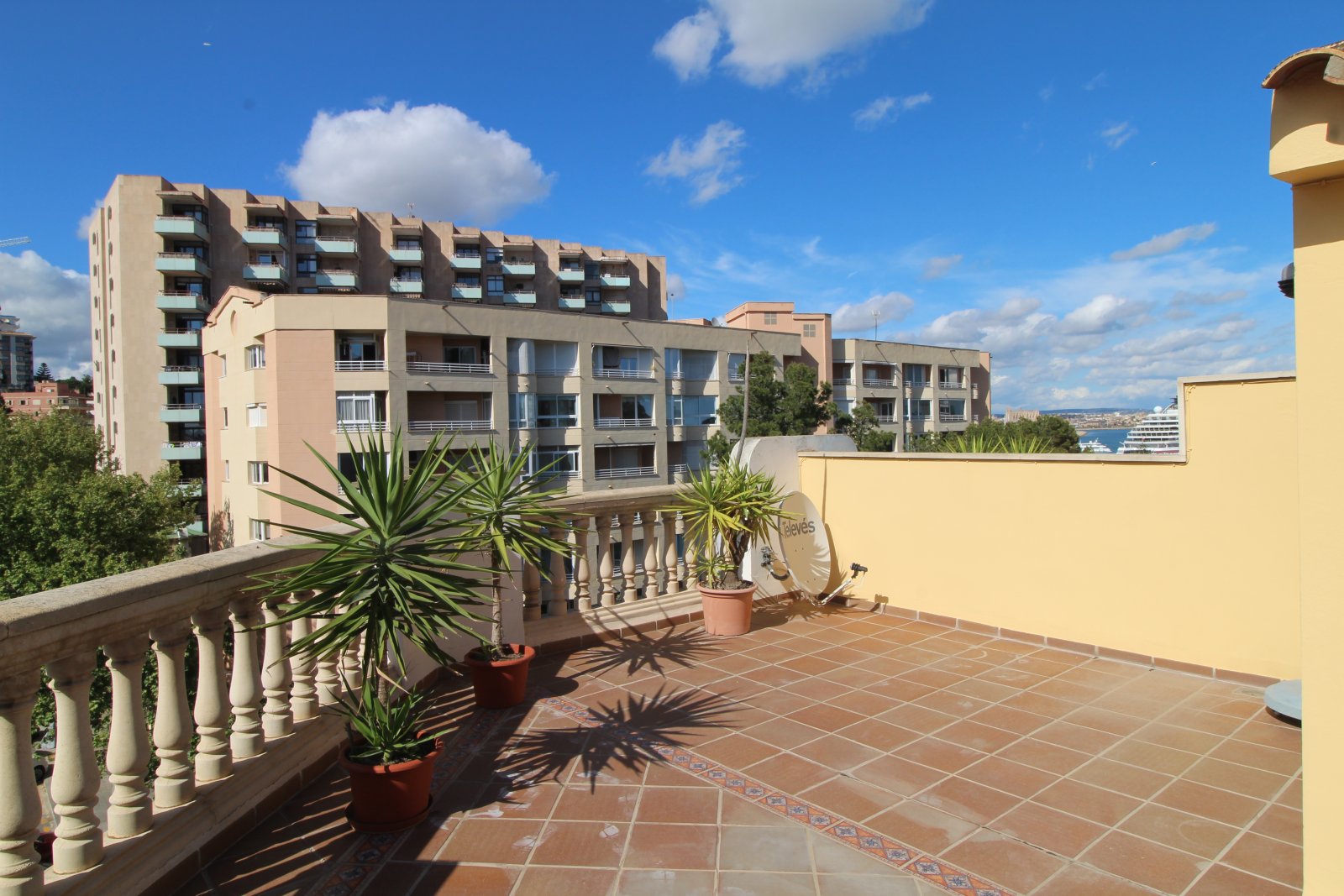 Exklusive Maisonette Wohnung mit Garage und Meerblick in Palma