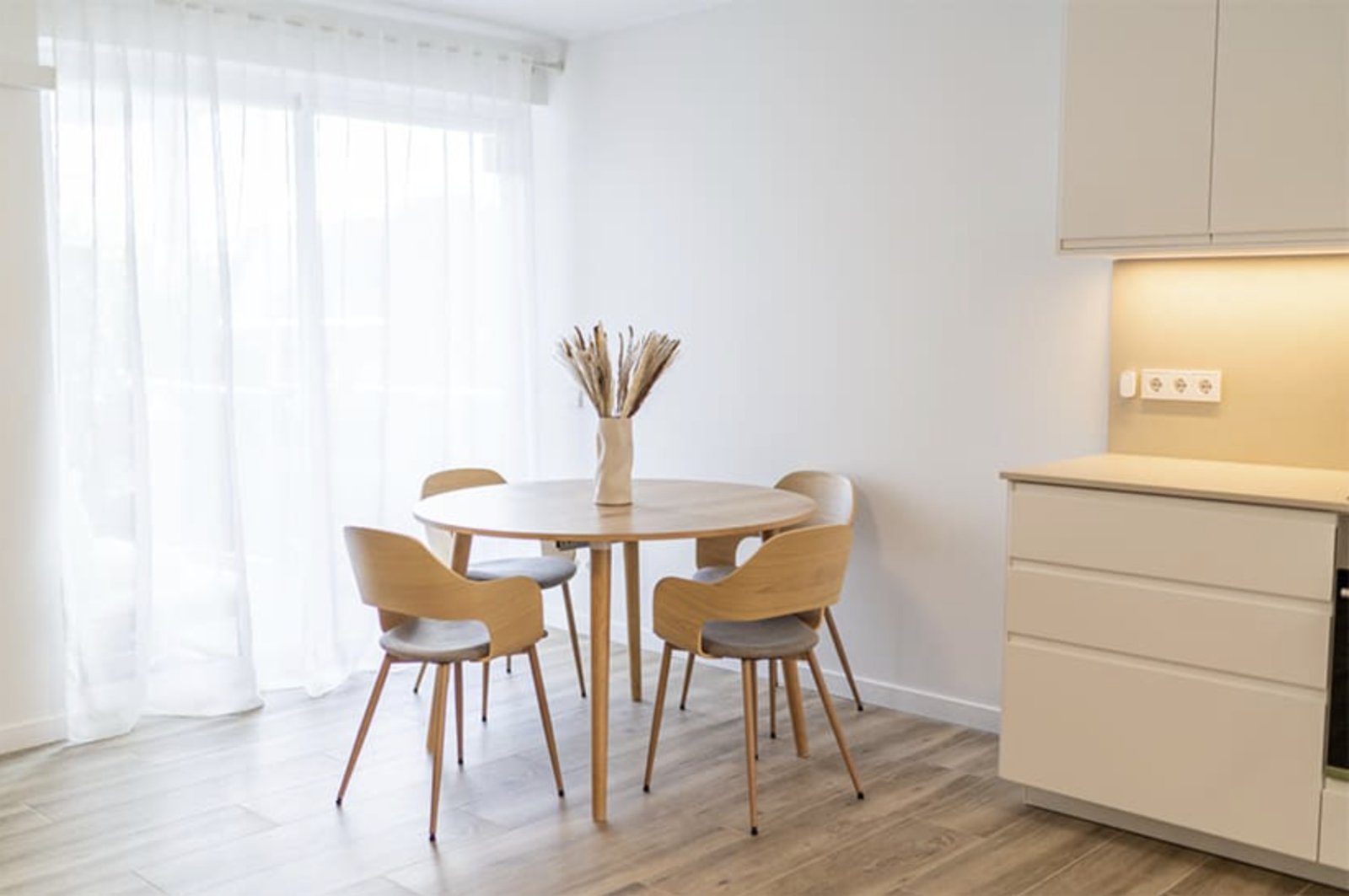 Modernes Wohnambiente mit Smart-Home-Komfort und Poollandschaft