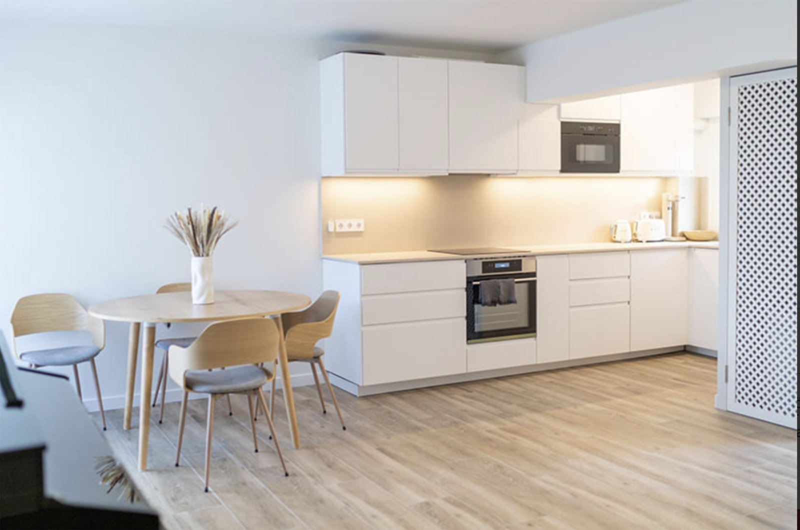 Modernes Wohnambiente mit Smart-Home-Komfort und Poollandschaft