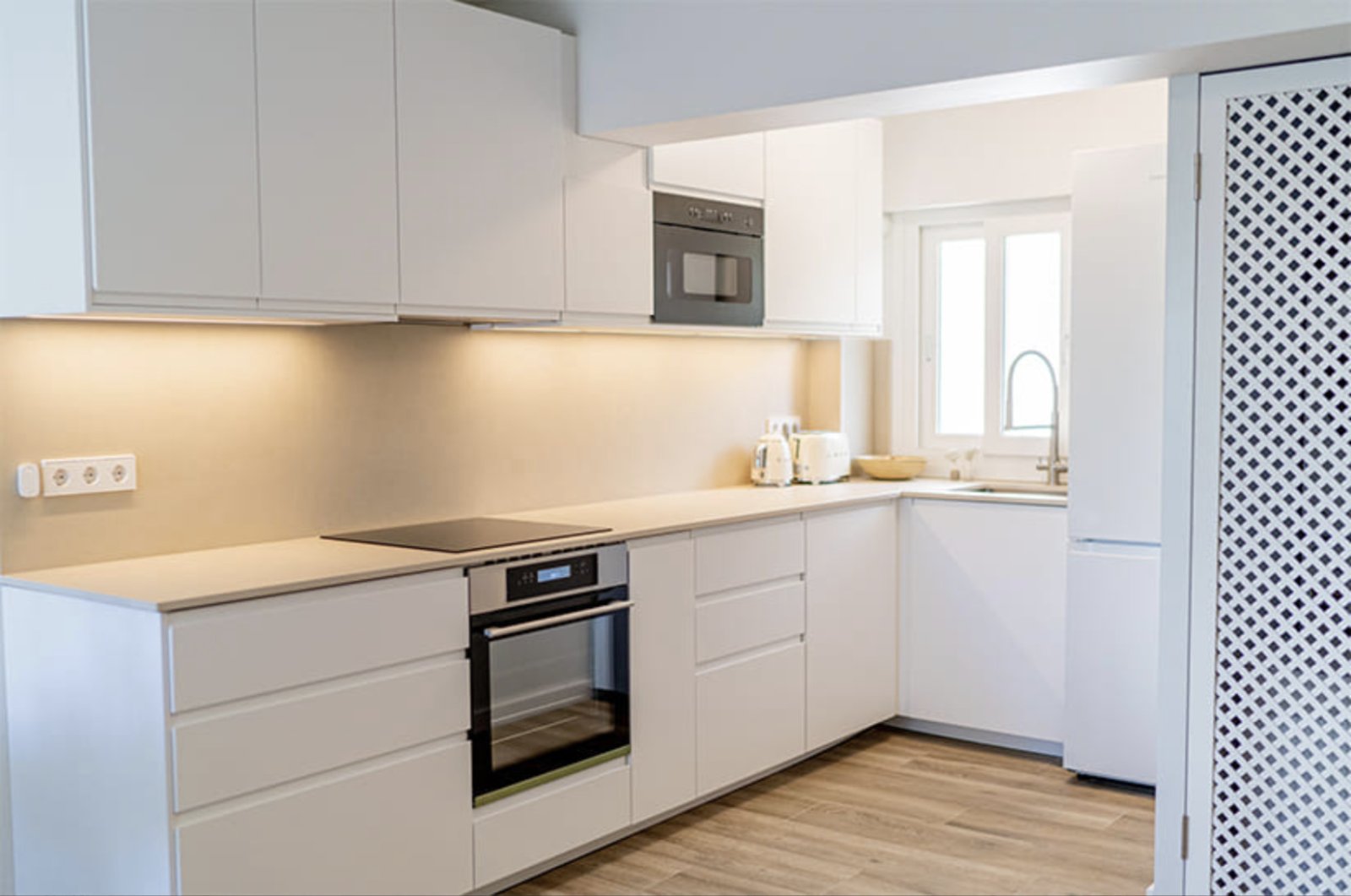Modernes Wohnambiente mit Smart-Home-Komfort und Poollandschaft