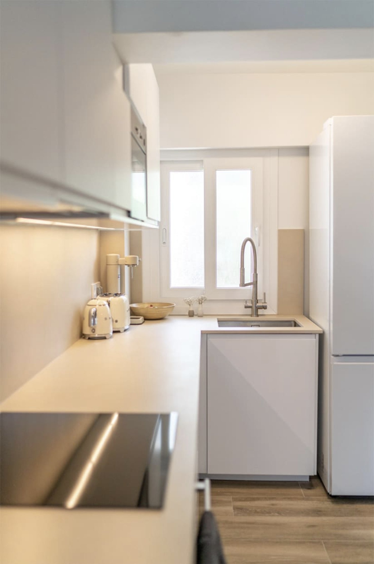 Modernes Wohnambiente mit Smart-Home-Komfort und Poollandschaft