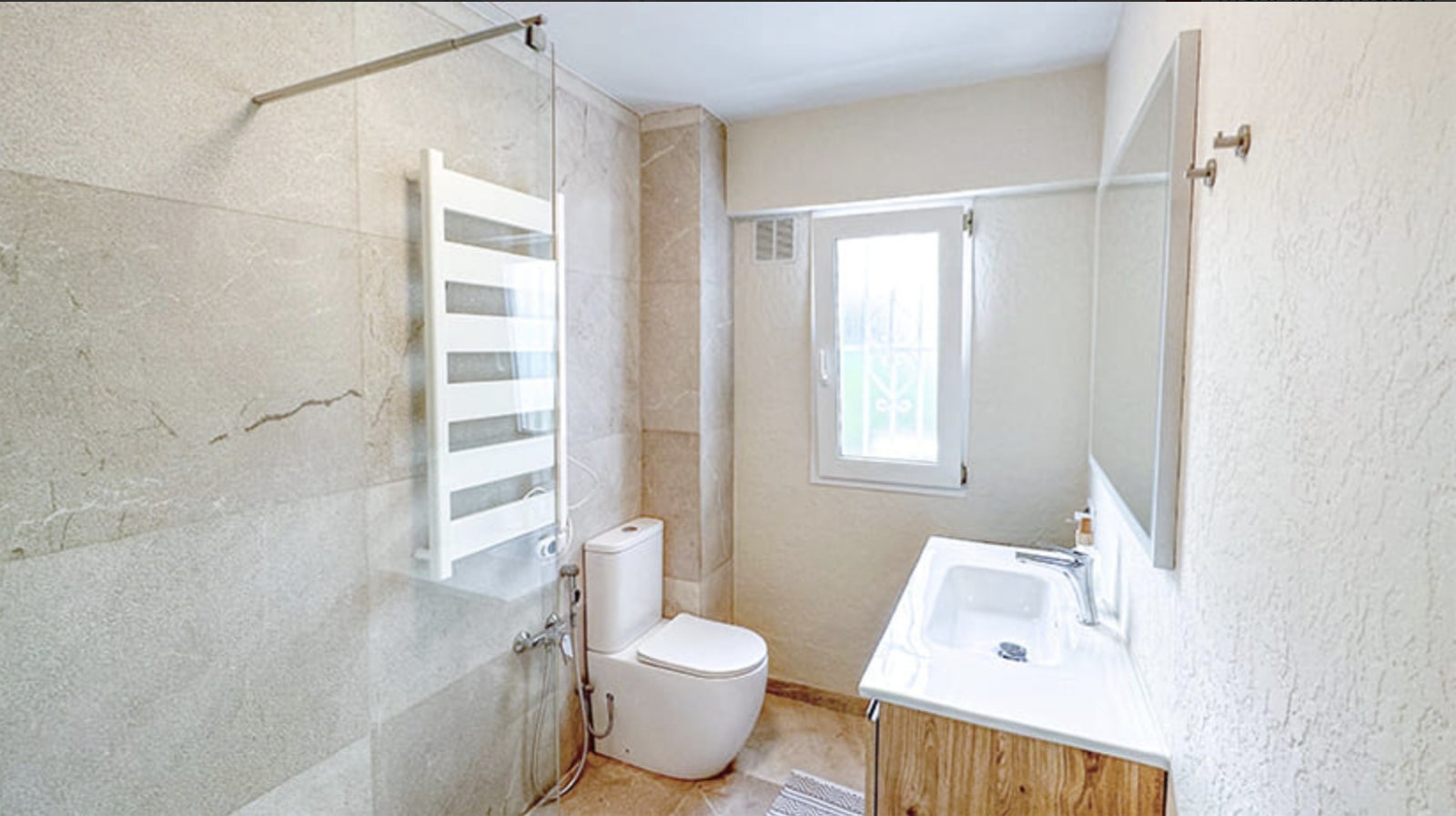 Modernes Wohnambiente mit Smart-Home-Komfort und Poollandschaft