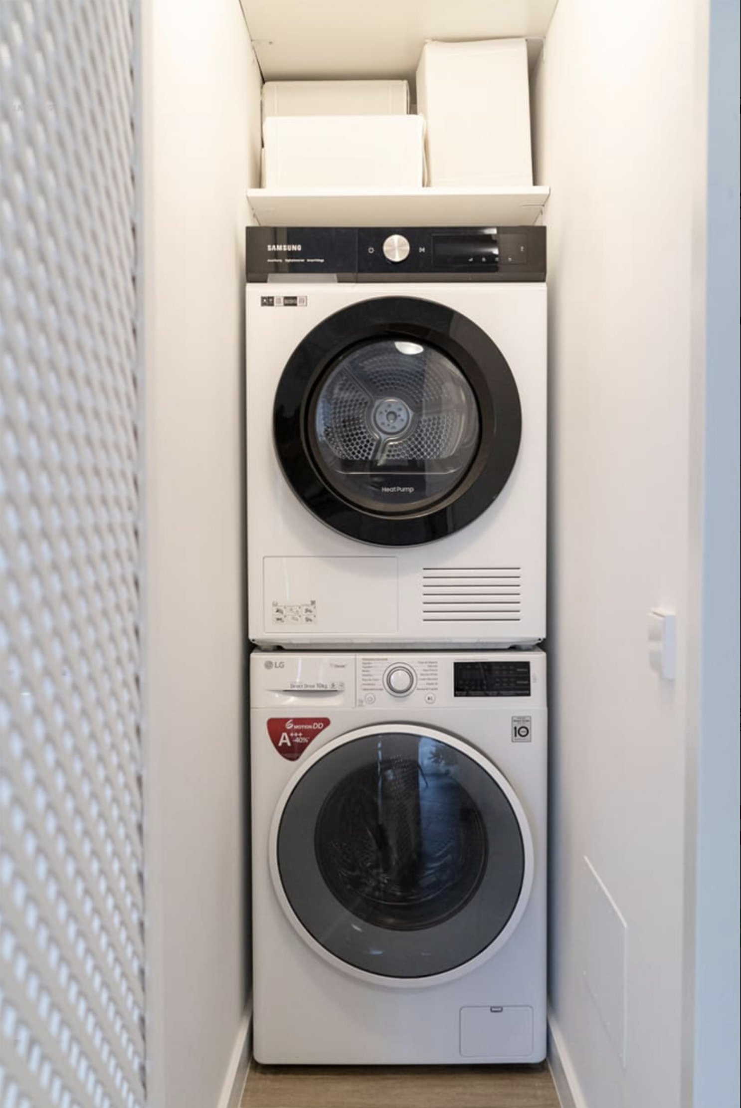 Modernes Wohnambiente mit Smart-Home-Komfort und Poollandschaft