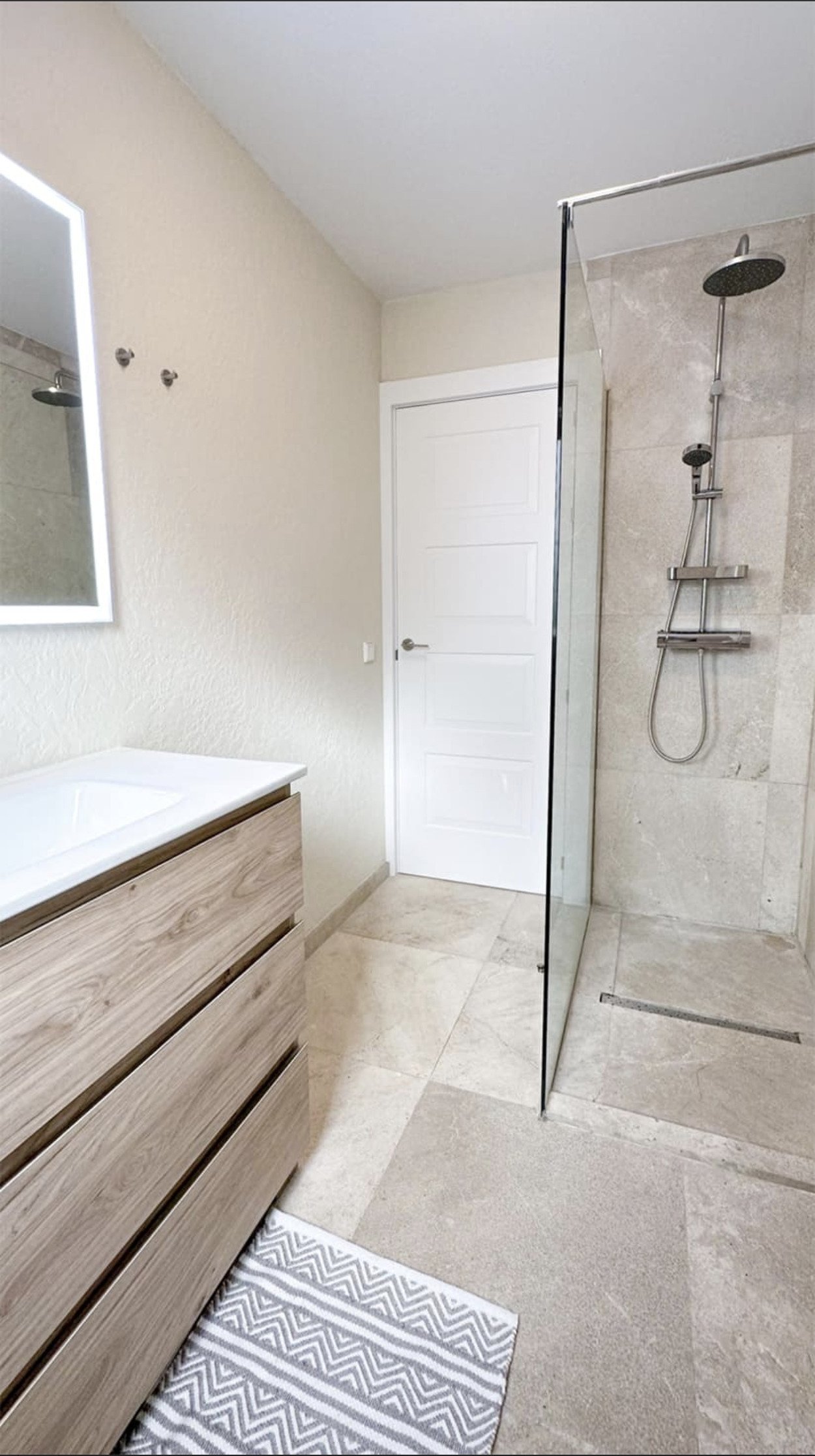 Modernes Wohnambiente mit Smart-Home-Komfort und Poollandschaft