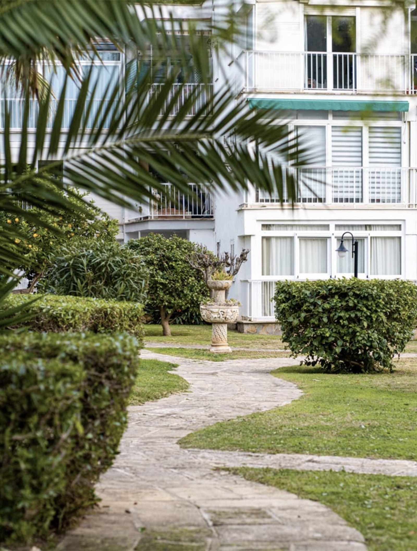 Modernes Wohnambiente mit Smart-Home-Komfort und Poollandschaft
