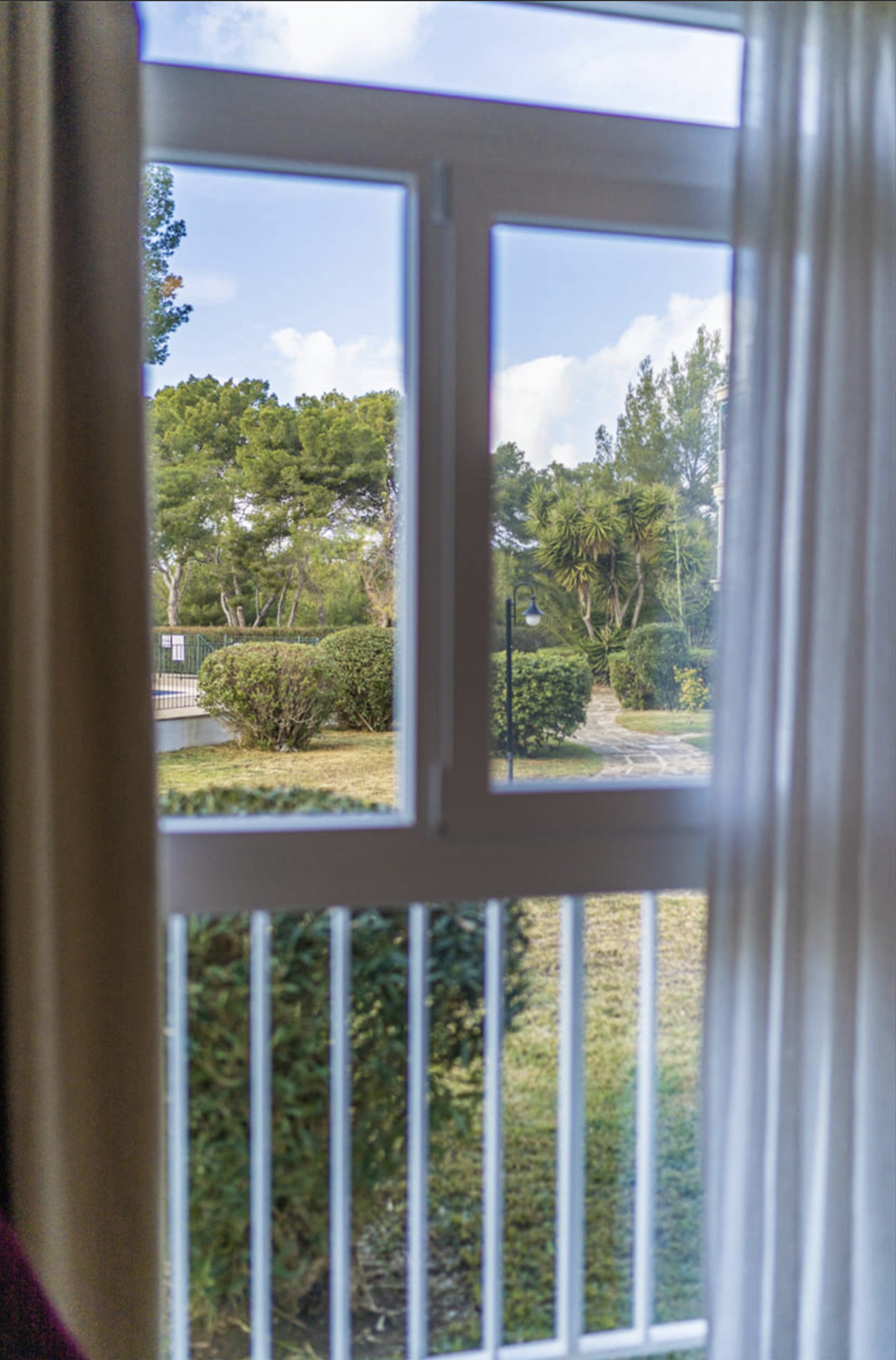 Modernes Wohnambiente mit Smart-Home-Komfort und Poollandschaft