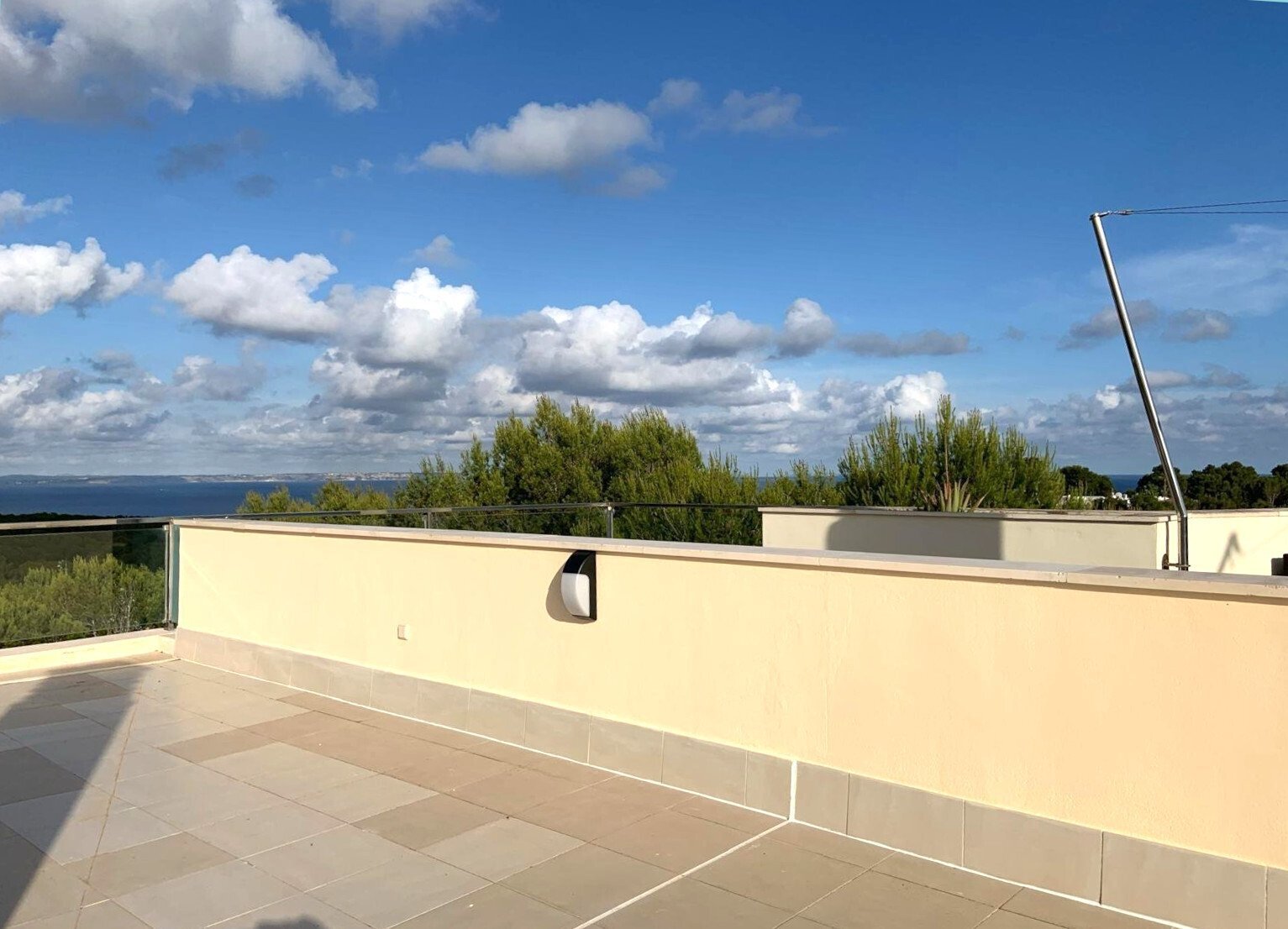 Schönes Penthouse mit Strandzugang, Tennisplatz und Pool!