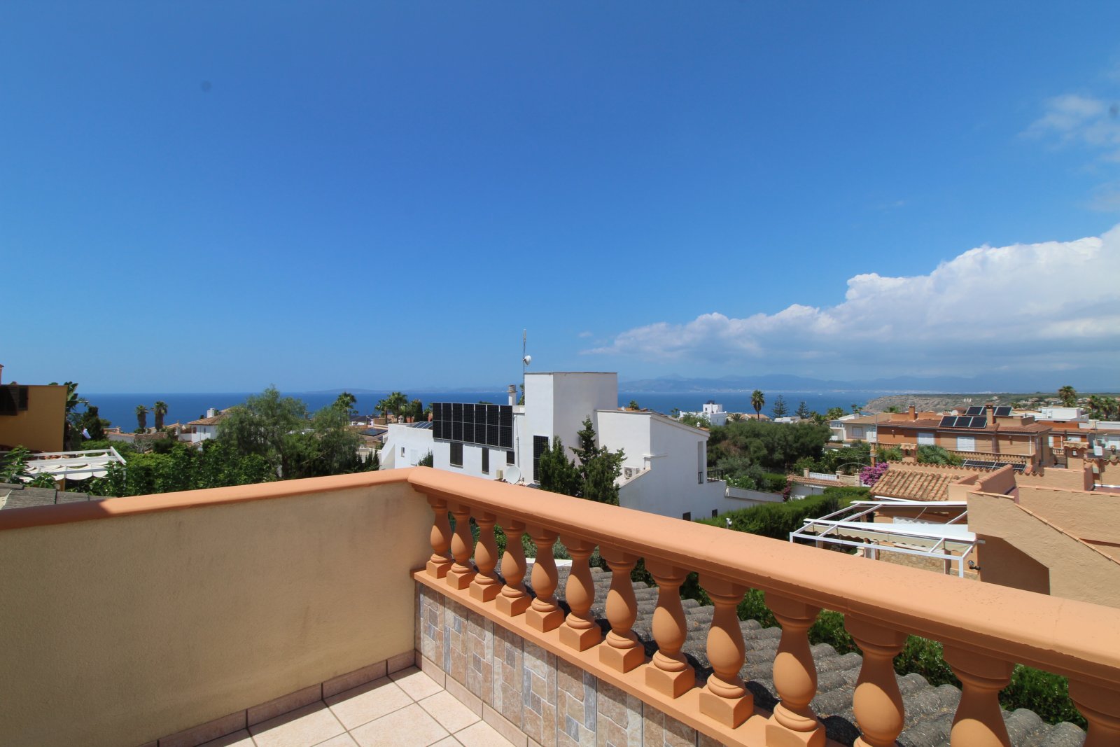 Zeitlose Eleganz mit Meerblick – Stilvolles Familienhaus mit Pool