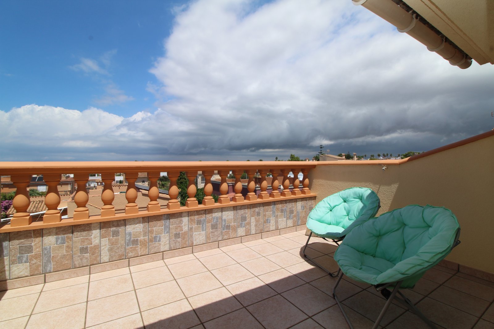 Zeitlose Eleganz mit Meerblick – Stilvolles Familienhaus mit Pool