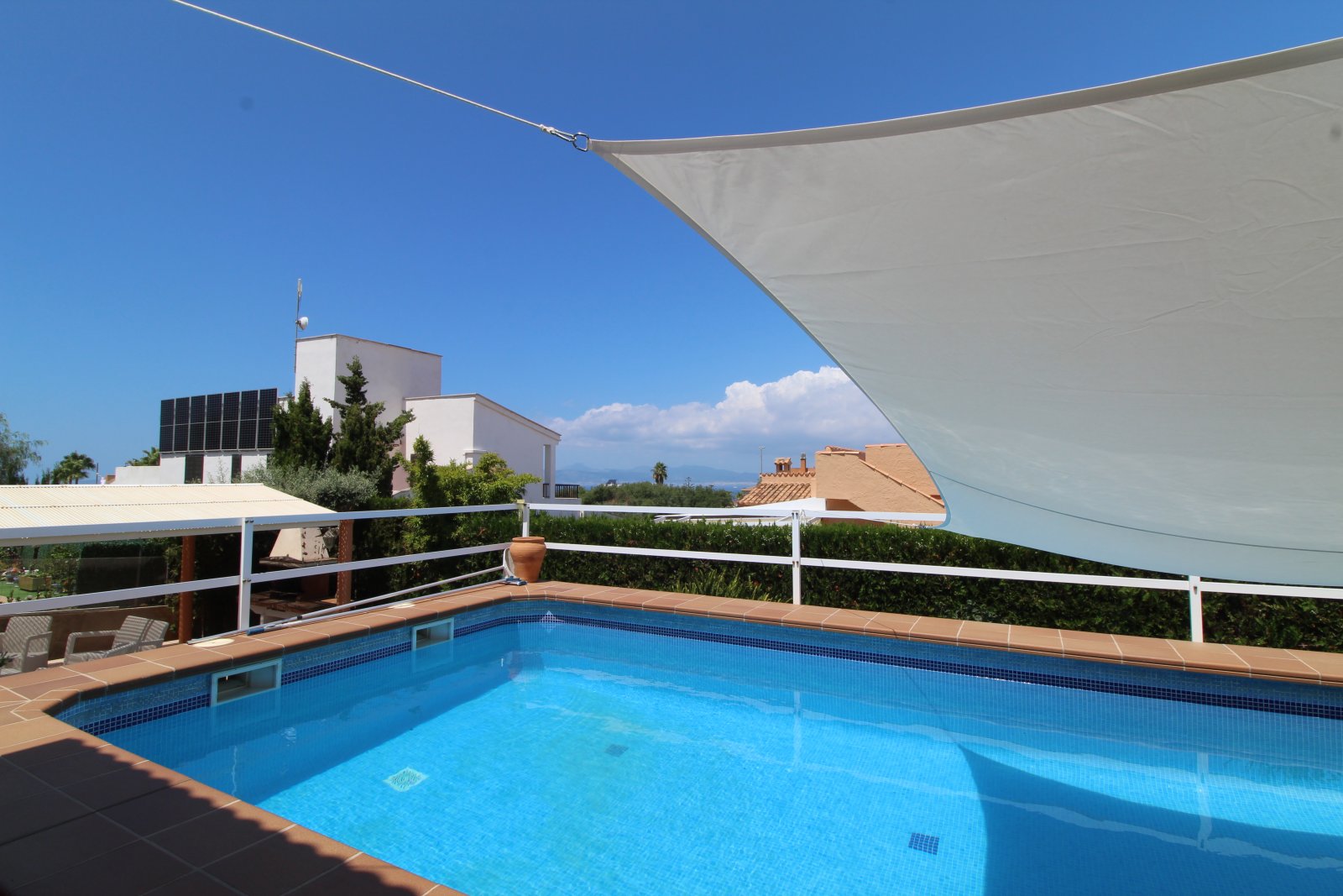 Zeitlose Eleganz mit Meerblick – Stilvolles Familienhaus mit Pool