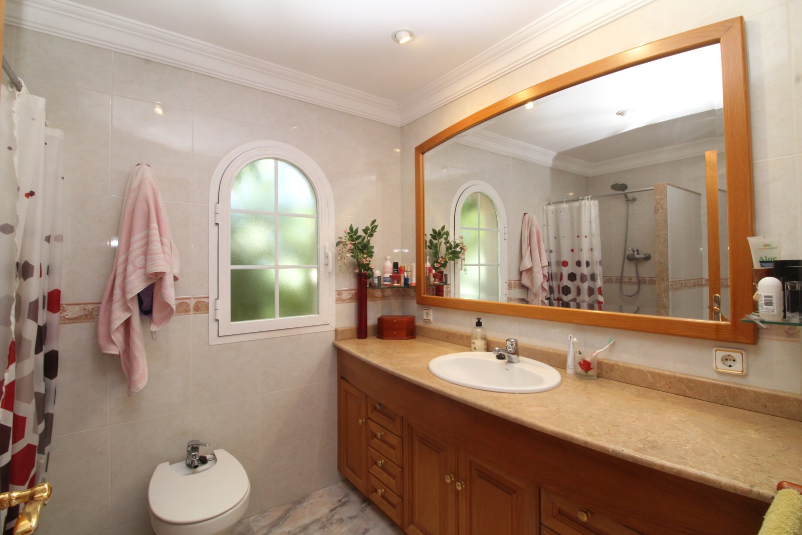 Zeitlose Eleganz mit Meerblick – Stilvolles Familienhaus mit Pool