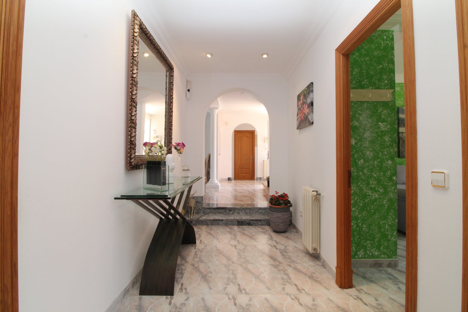 Zeitlose Eleganz mit Meerblick – Stilvolles Familienhaus mit Pool