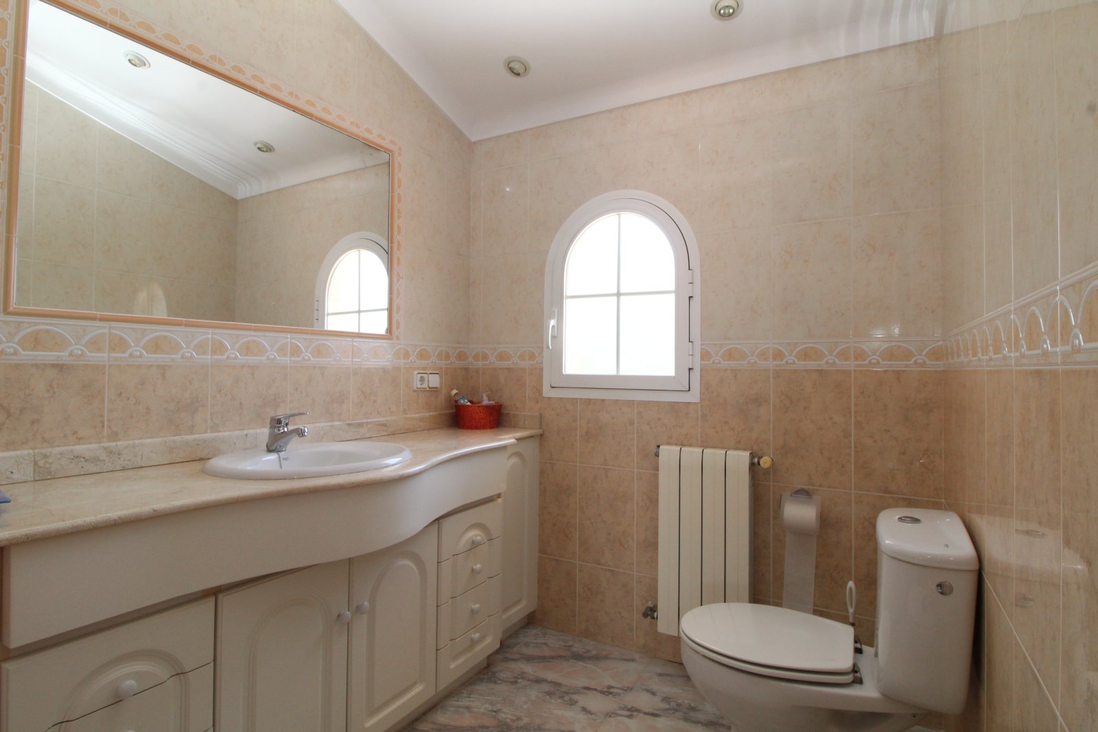 Zeitlose Eleganz mit Meerblick – Stilvolles Familienhaus mit Pool