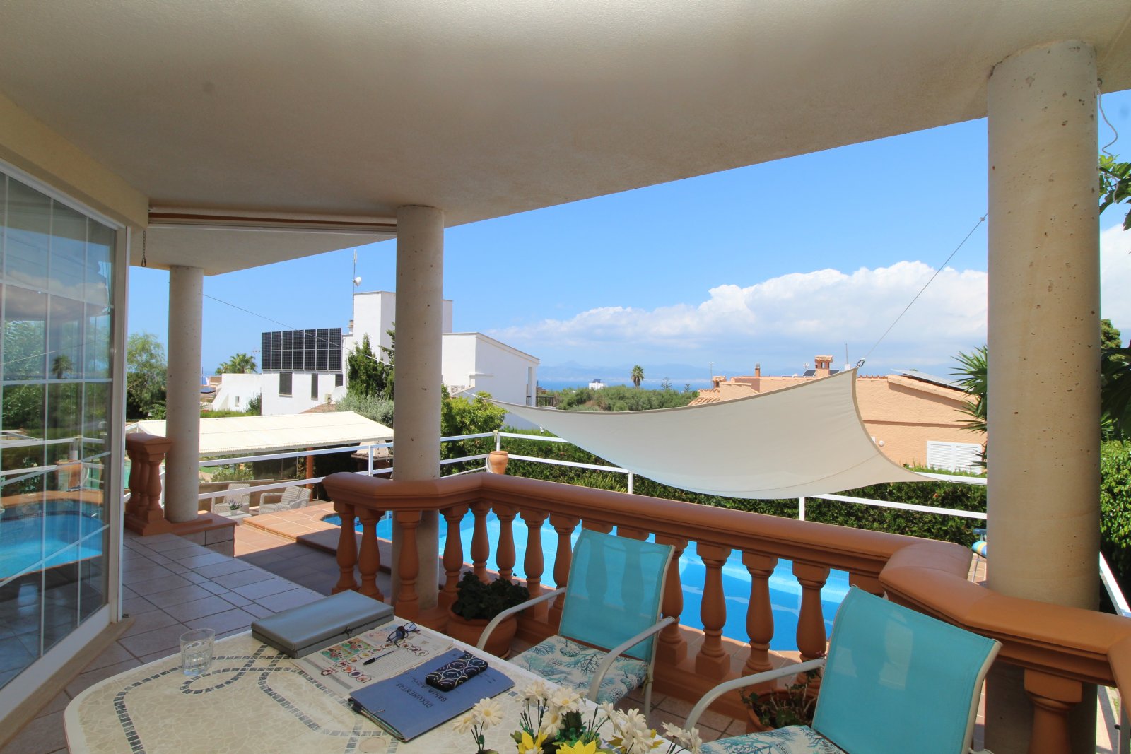 Zeitlose Eleganz mit Meerblick – Stilvolles Familienhaus mit Pool