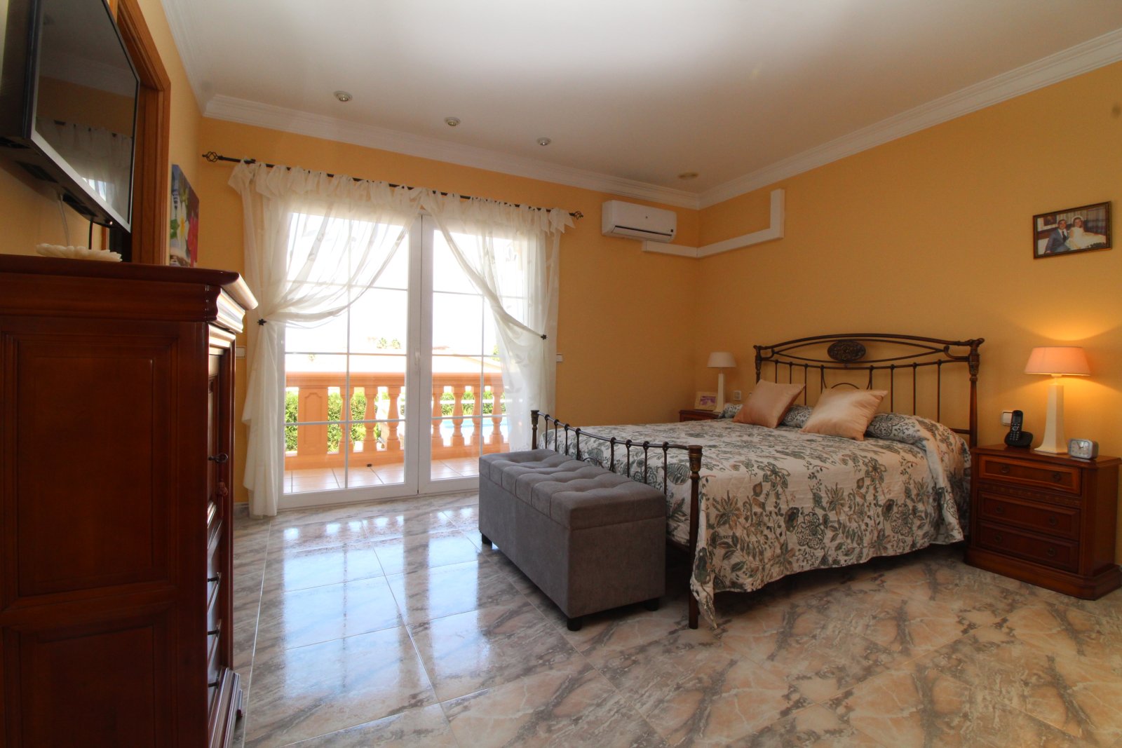 Zeitlose Eleganz mit Meerblick – Stilvolles Familienhaus mit Pool