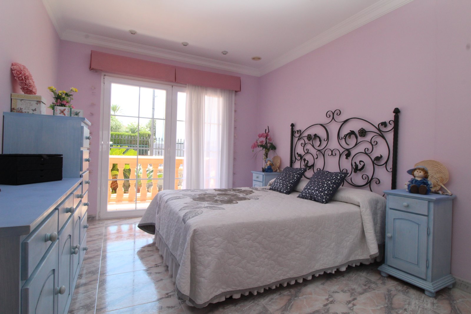 Zeitlose Eleganz mit Meerblick – Stilvolles Familienhaus mit Pool