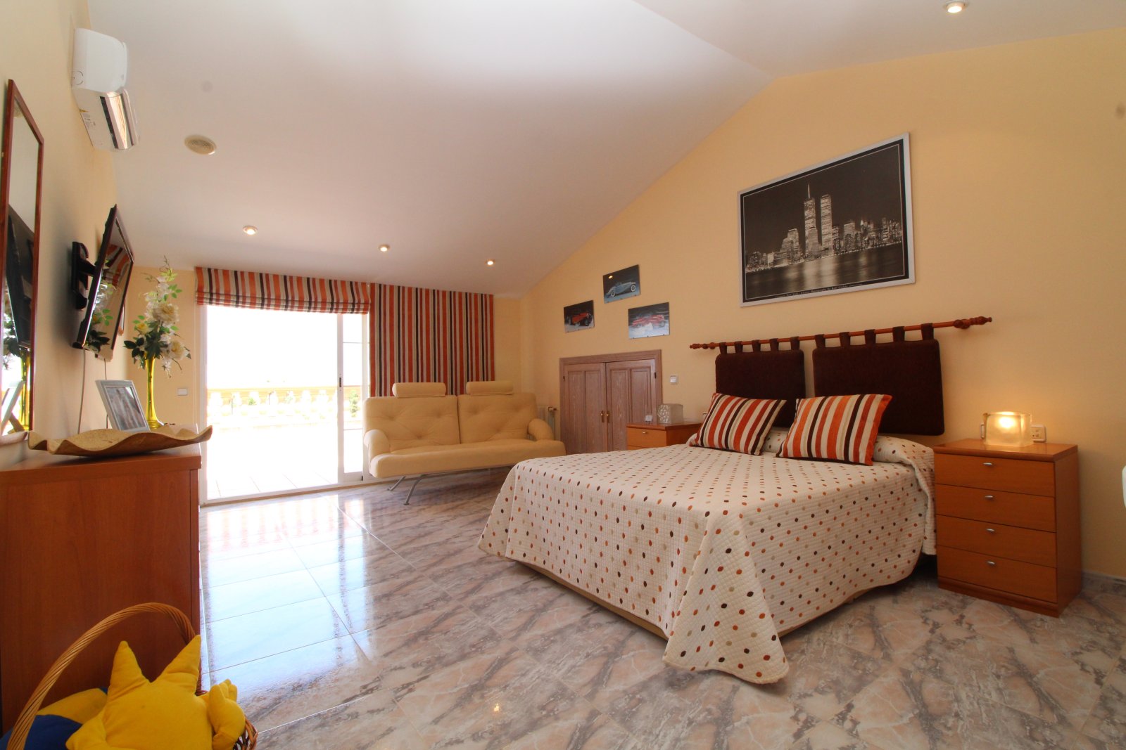 Zeitlose Eleganz mit Meerblick – Stilvolles Familienhaus mit Pool