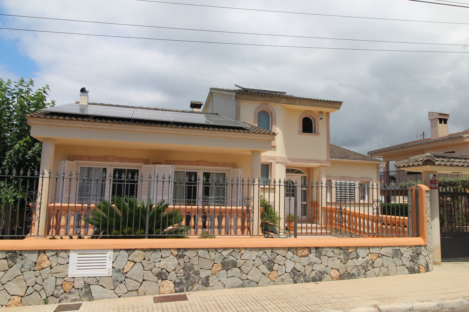 Zeitlose Eleganz mit Meerblick – Stilvolles Familienhaus mit Pool