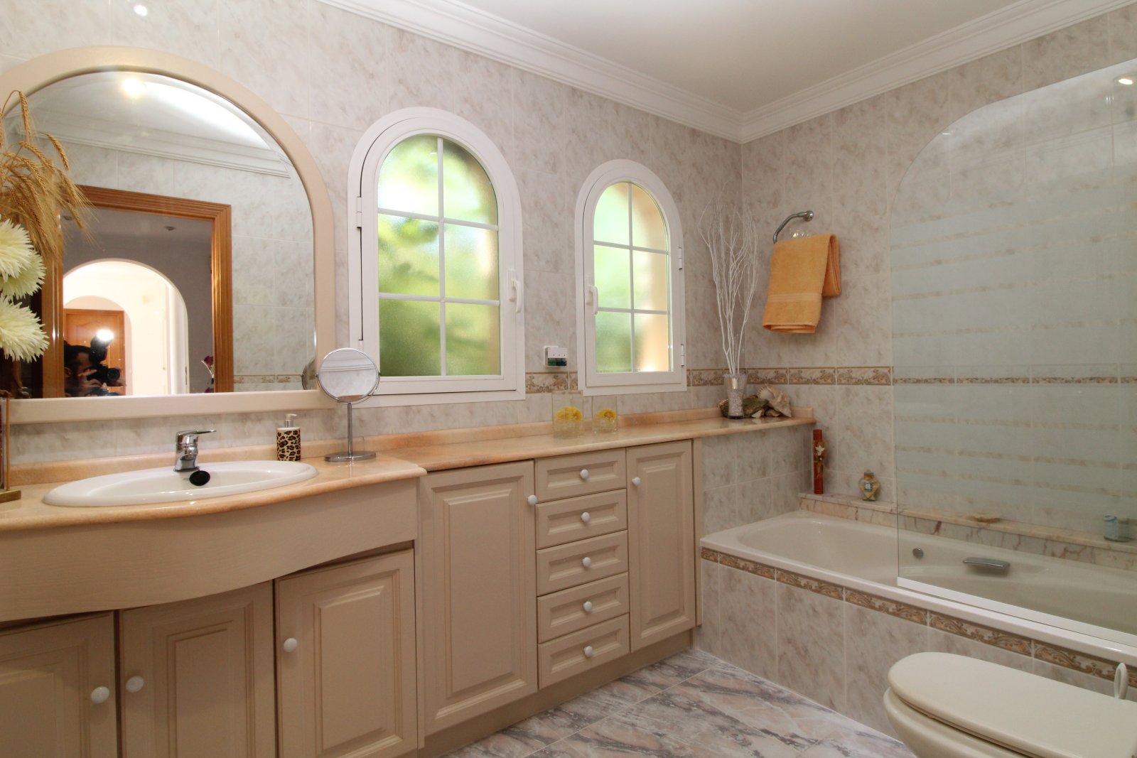 Zeitlose Eleganz mit Meerblick – Stilvolles Familienhaus mit Pool