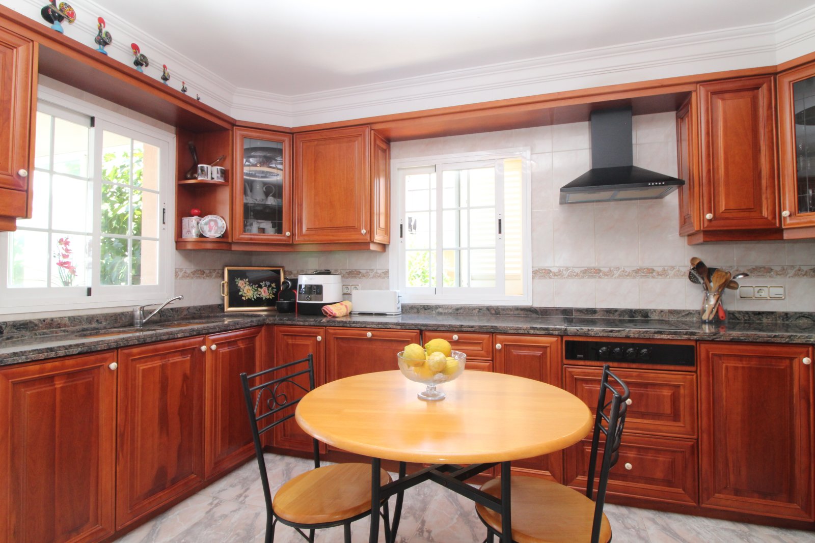 Zeitlose Eleganz mit Meerblick – Stilvolles Familienhaus mit Pool