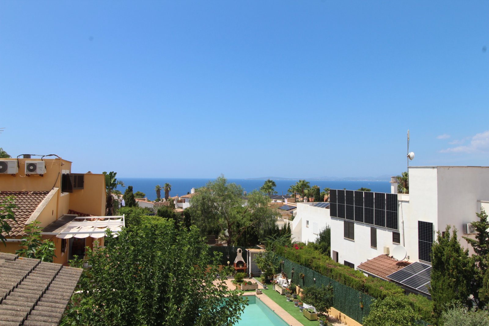 Zeitlose Eleganz mit Meerblick – Stilvolles Familienhaus mit Pool