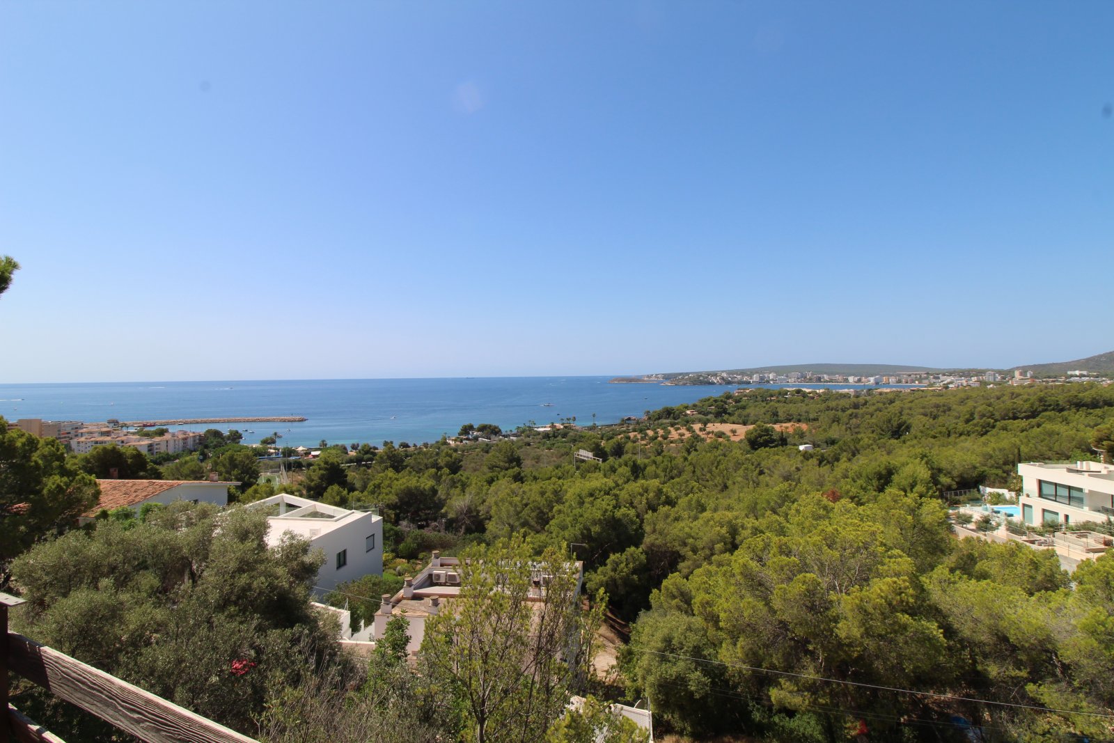 Zeitlose Eleganz mit Meerblick – Stilvolles Familienhaus mit Pool