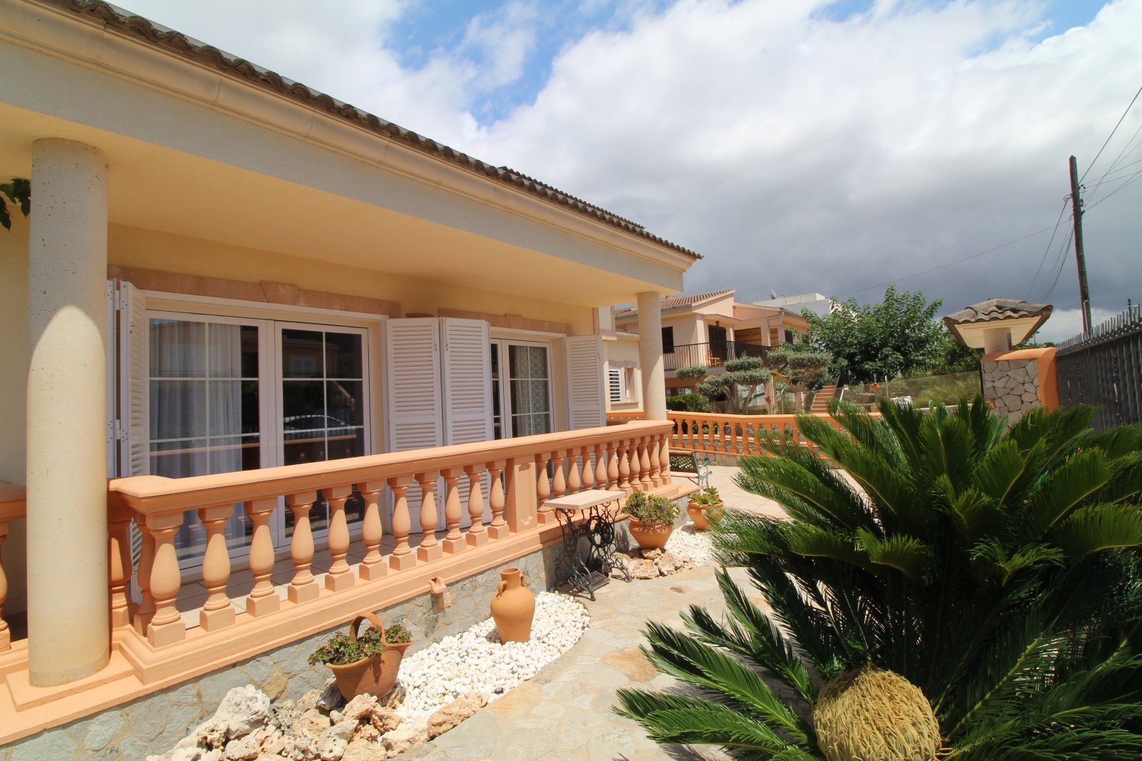 Zeitlose Eleganz mit Meerblick – Stilvolles Familienhaus mit Pool