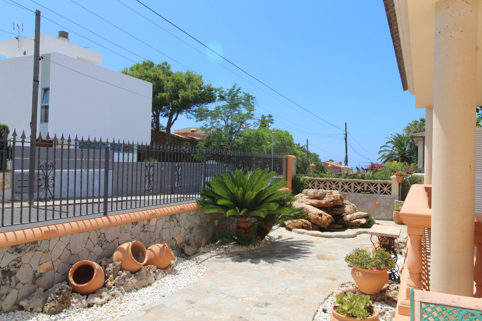 Zeitlose Eleganz mit Meerblick – Stilvolles Familienhaus mit Pool