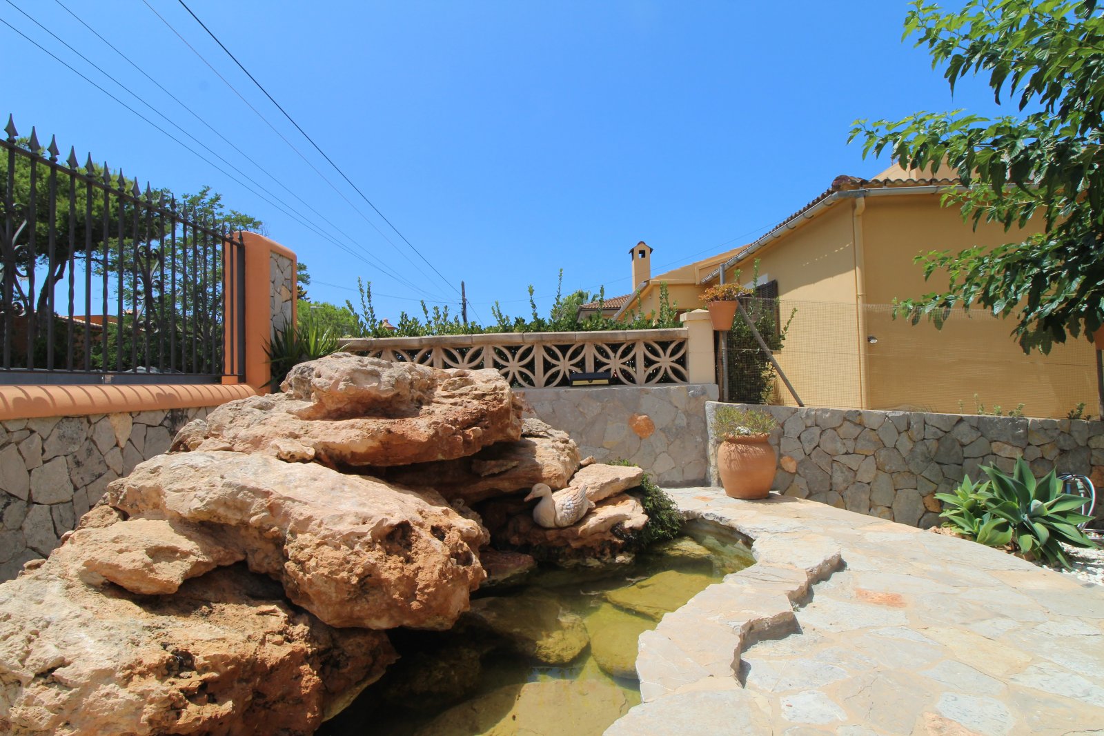 Zeitlose Eleganz mit Meerblick – Stilvolles Familienhaus mit Pool