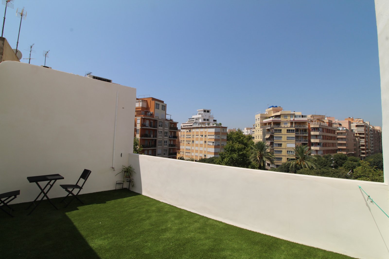 Lichtdurchflutetes Penthouse mit moderner Eleganz und Weitblick über die Stadt
