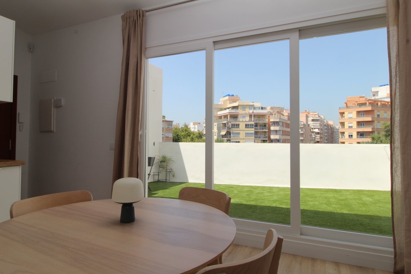 Lichtdurchflutetes Penthouse mit moderner Eleganz und Weitblick über die Stadt