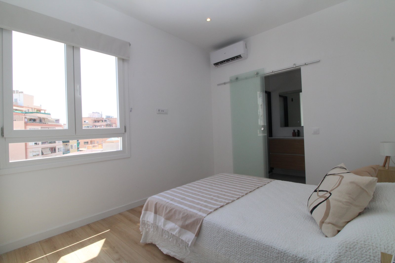 Lichtdurchflutetes Penthouse mit moderner Eleganz und Weitblick über die Stadt