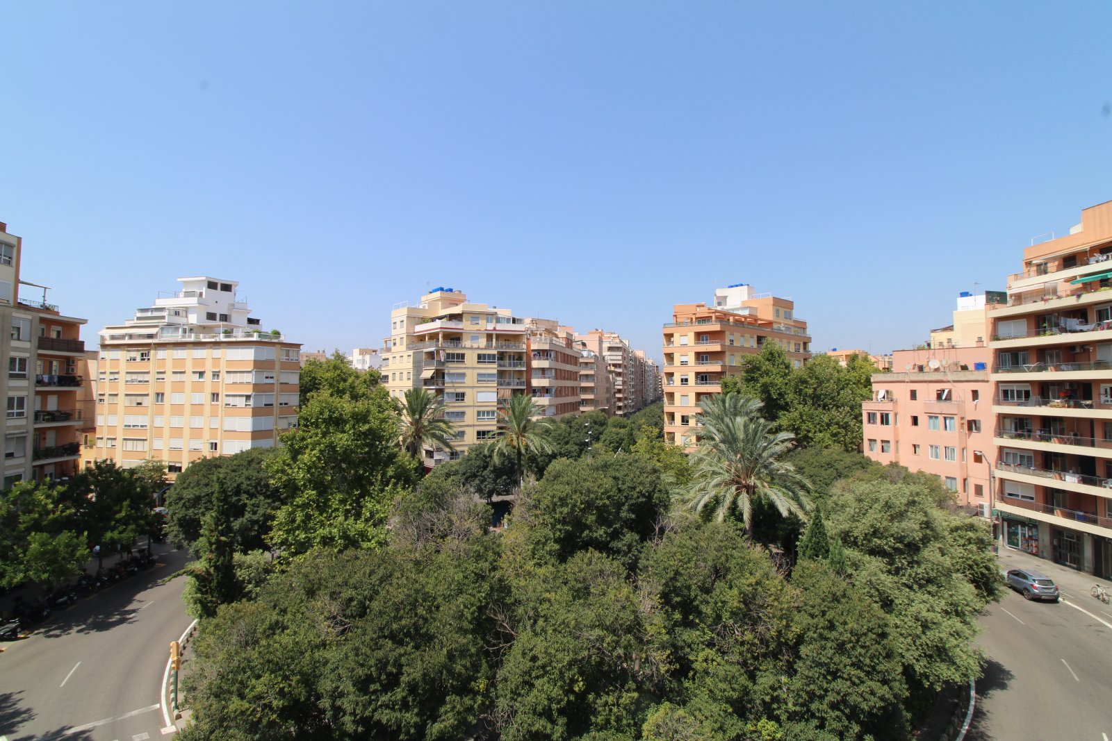 Lichtdurchflutetes Penthouse mit moderner Eleganz und Weitblick über die Stadt