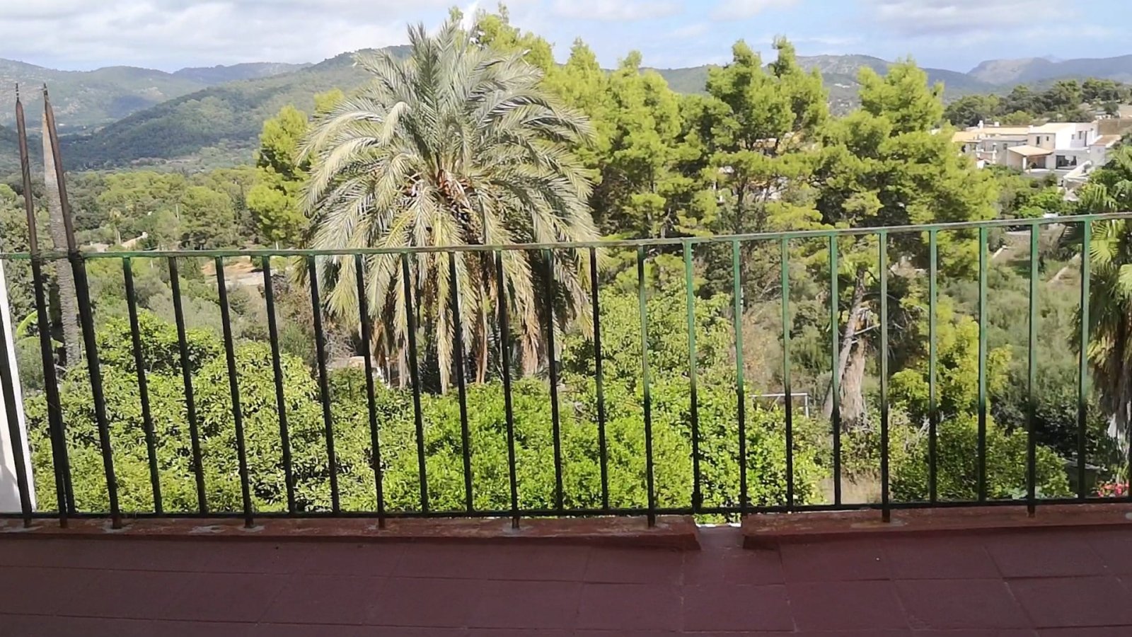 Ein Stück Mallorca mit Geschichte: Großes Stadthaus mit Parkgrundstück und Pool in Campanet