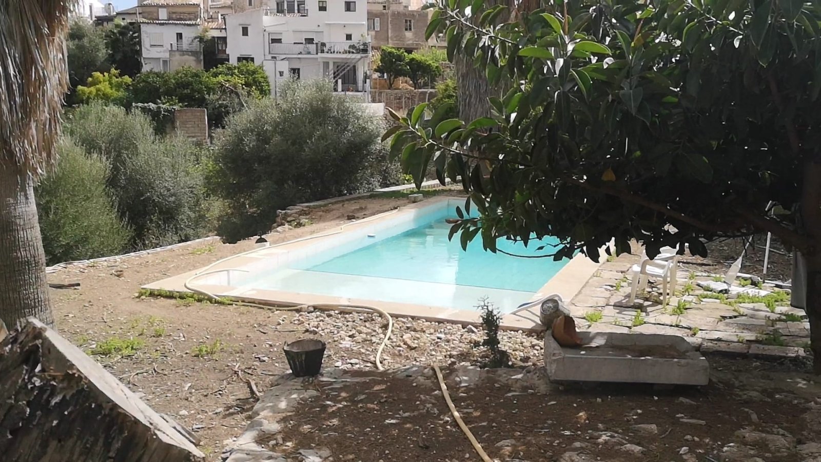 Ein Stück Mallorca mit Geschichte: Großes Stadthaus mit Parkgrundstück und Pool in Campanet
