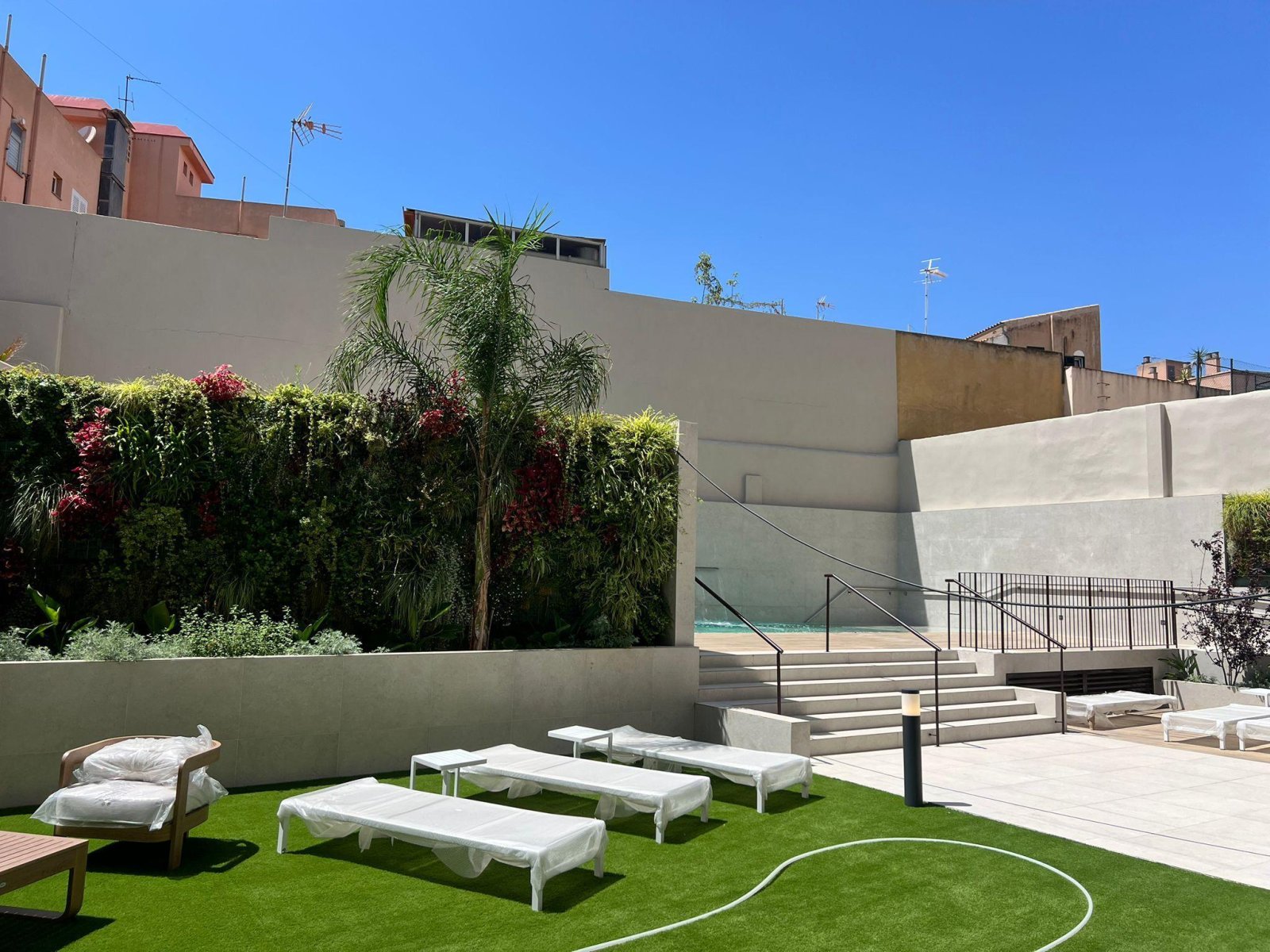 Einzigartiges Apartment mit Pool und Tiefgarage in bester Lage.