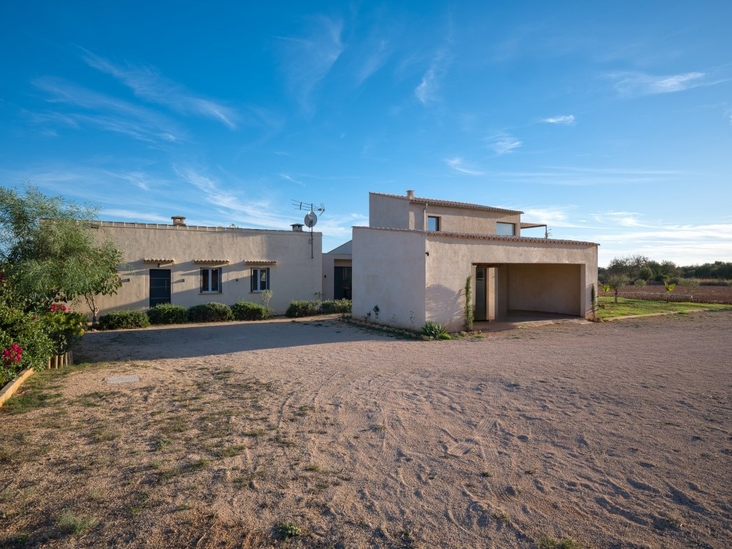 Moderne Finca-Residenz mit Gästehaus und ETV-Lizenz