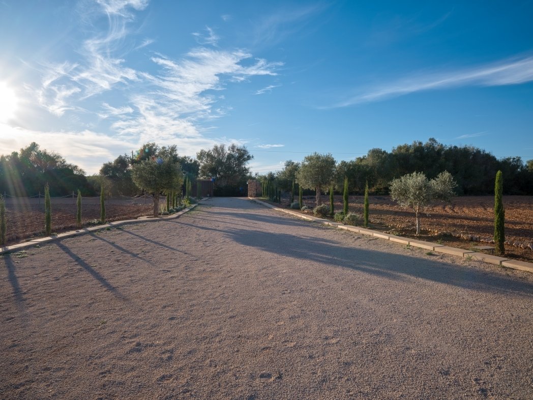 Moderne Finca-Residenz mit Gästehaus und ETV-Lizenz