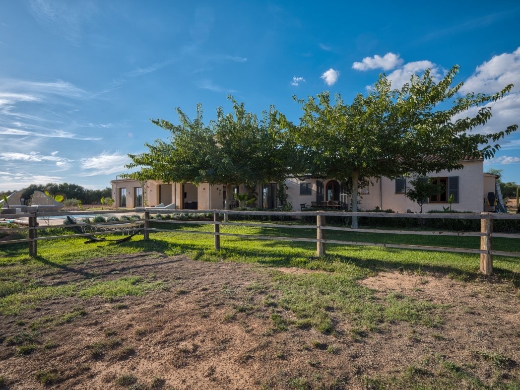 Moderne Finca-Residenz mit Gästehaus und ETV-Lizenz