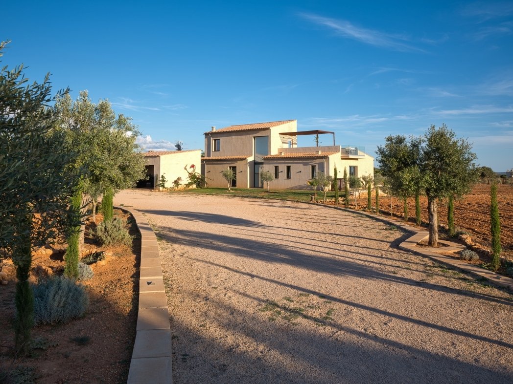 Moderne Finca-Residenz mit Gästehaus und ETV-Lizenz