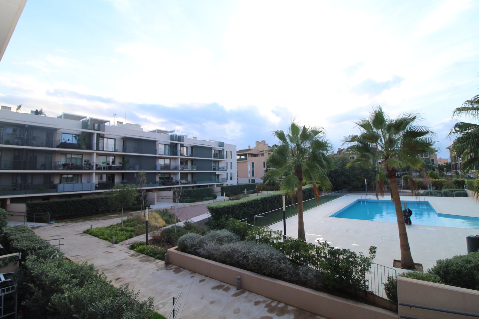 Modernes Wohnen mit mediterranem Flair – stilvolle Wohnung mit Balkon und Gemeinschaftspool
