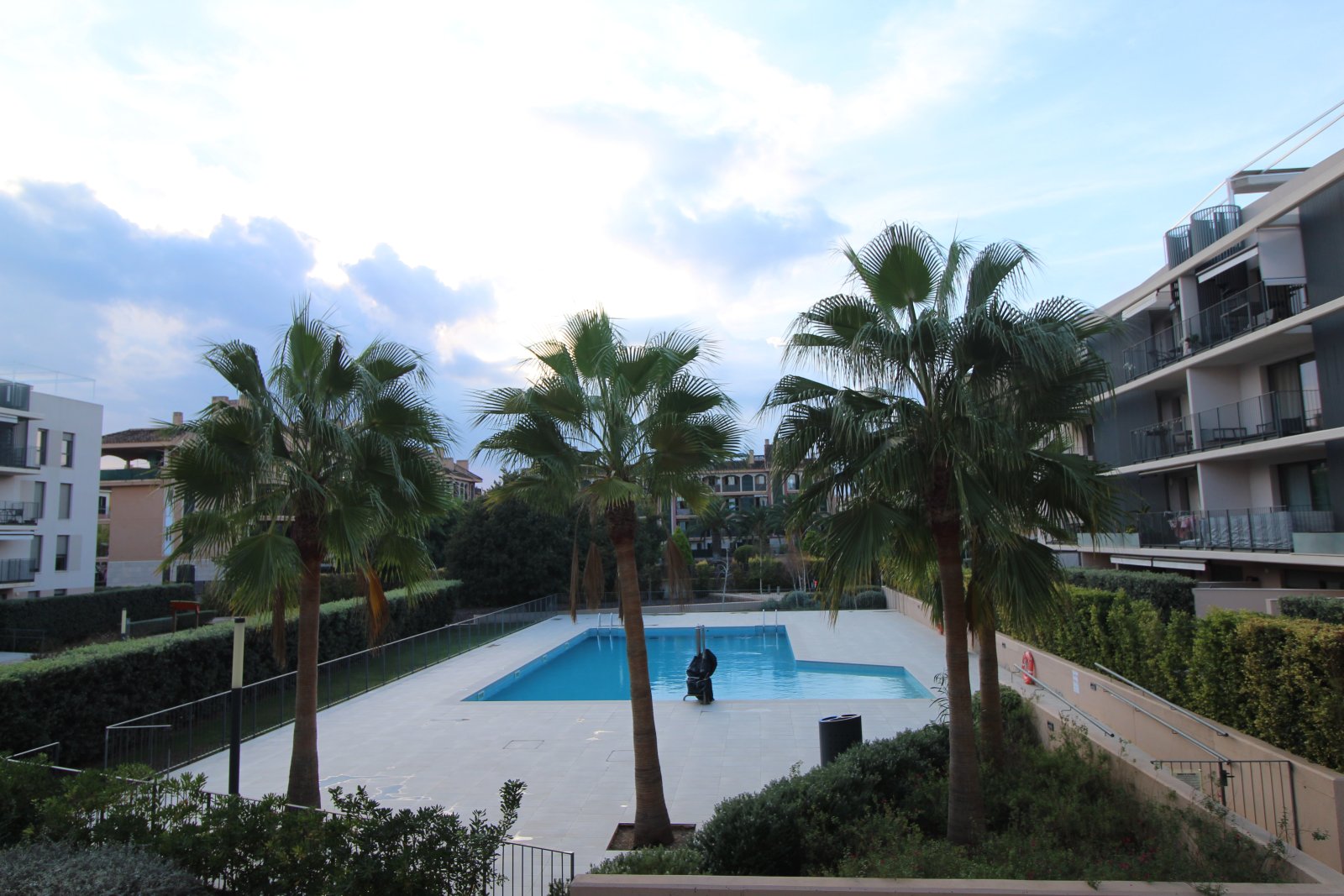 Modernes Wohnen mit mediterranem Flair – stilvolle Wohnung mit Balkon und Gemeinschaftspool