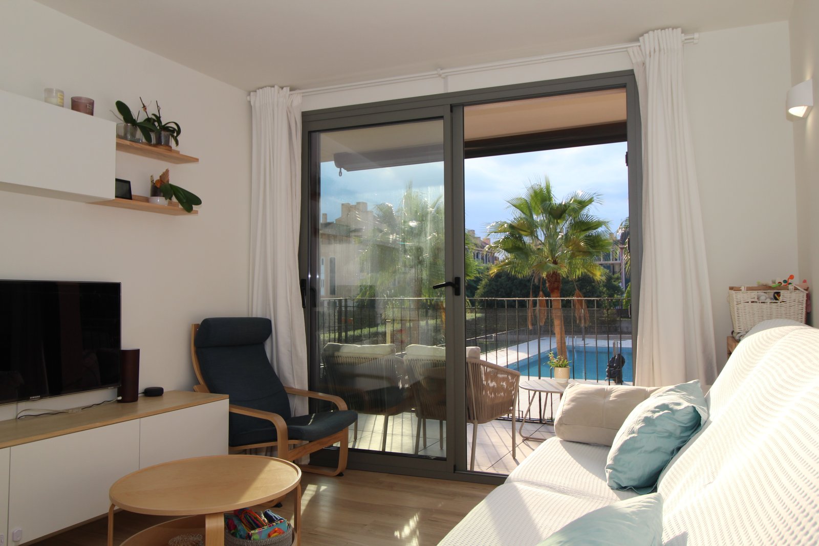 Modernes Wohnen mit mediterranem Flair – stilvolle Wohnung mit Balkon und Gemeinschaftspool