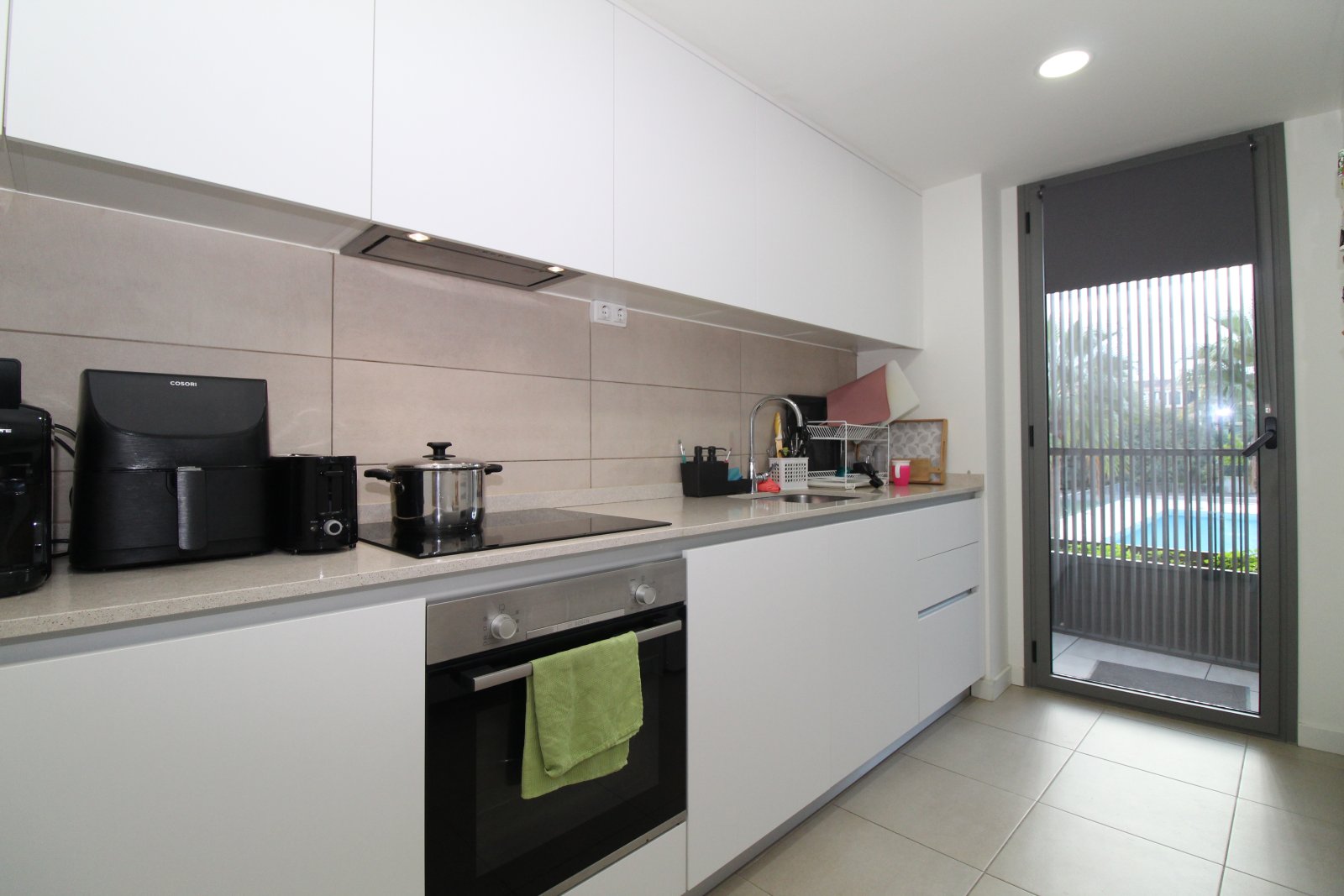 Modernes Wohnen mit mediterranem Flair – stilvolle Wohnung mit Balkon und Gemeinschaftspool