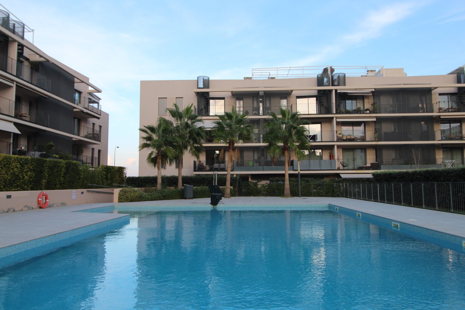 Modernes Wohnen mit mediterranem Flair – stilvolle Wohnung mit Balkon und Gemeinschaftspool