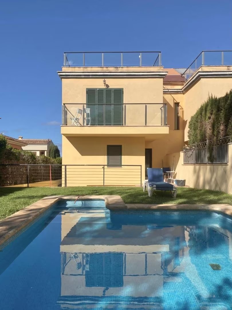Exklusives Chalet mit Meerblick, privatem Pool und großzügigen Terrassenflächen