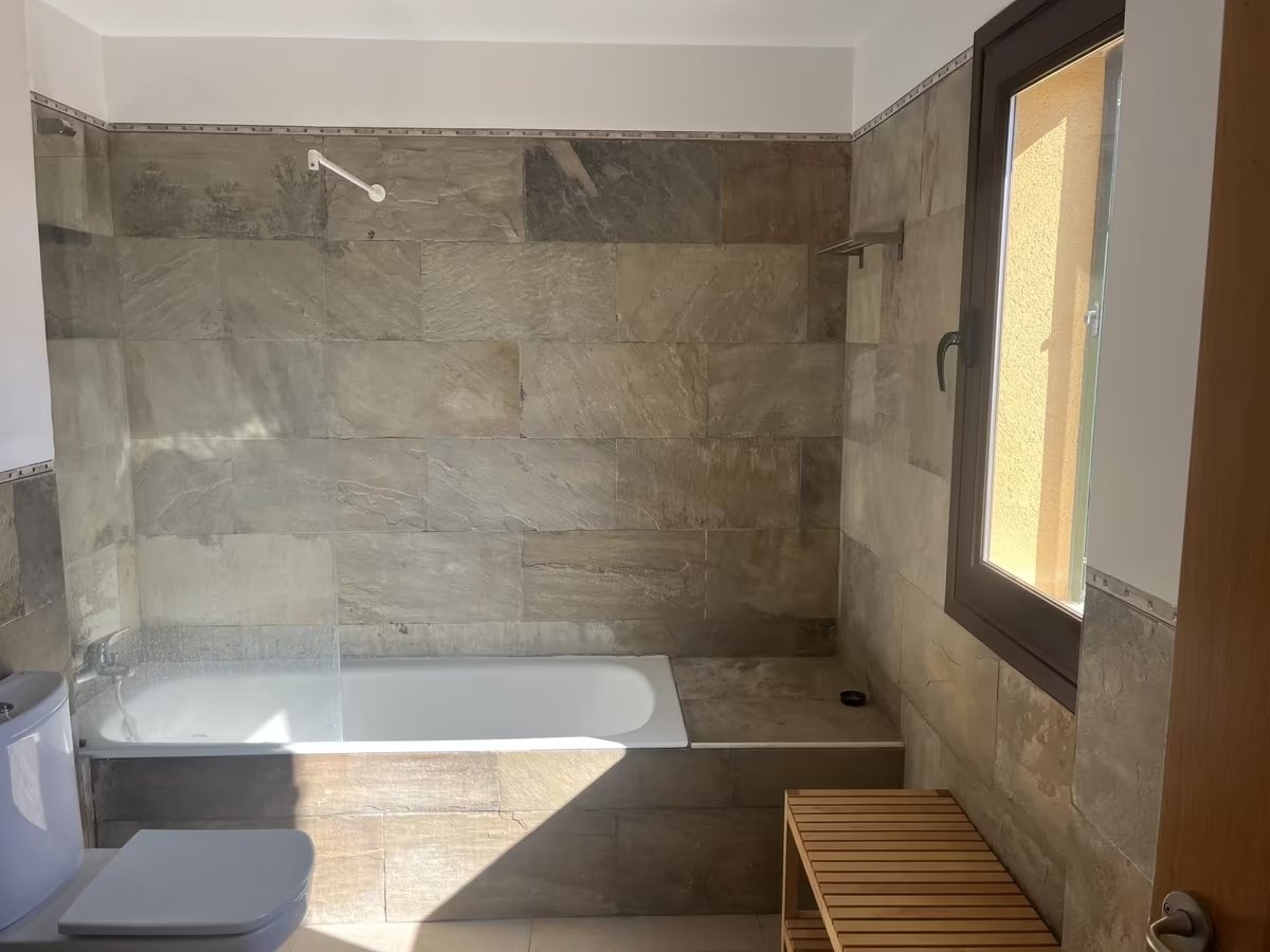 Exklusives Chalet mit Meerblick, privatem Pool und großzügigen Terrassenflächen