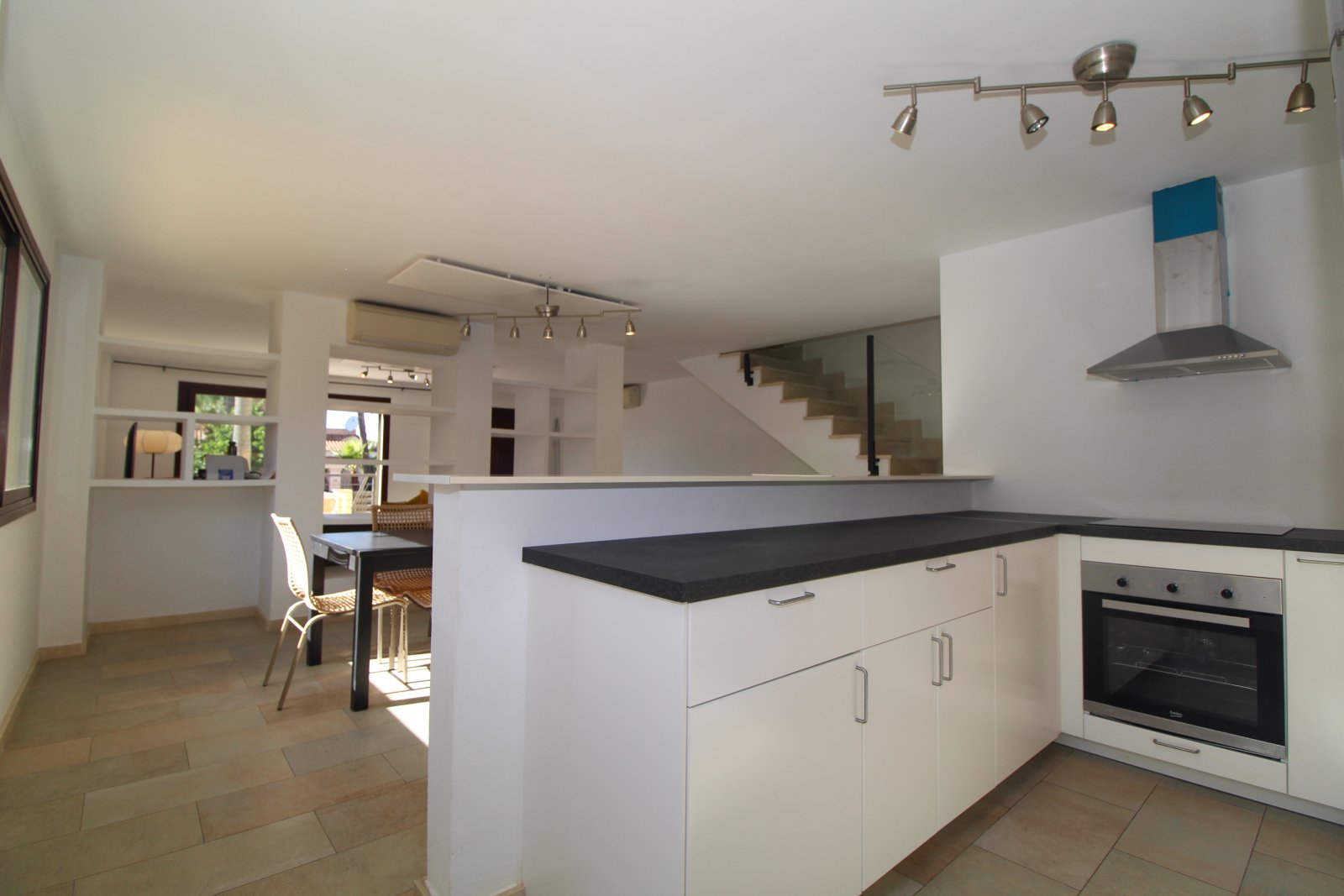 Exklusives Chalet mit Meerblick, privatem Pool und großzügigen Terrassenflächen