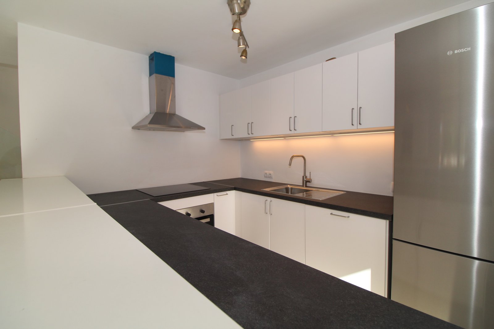 Exklusives Chalet mit Meerblick, privatem Pool und großzügigen Terrassenflächen